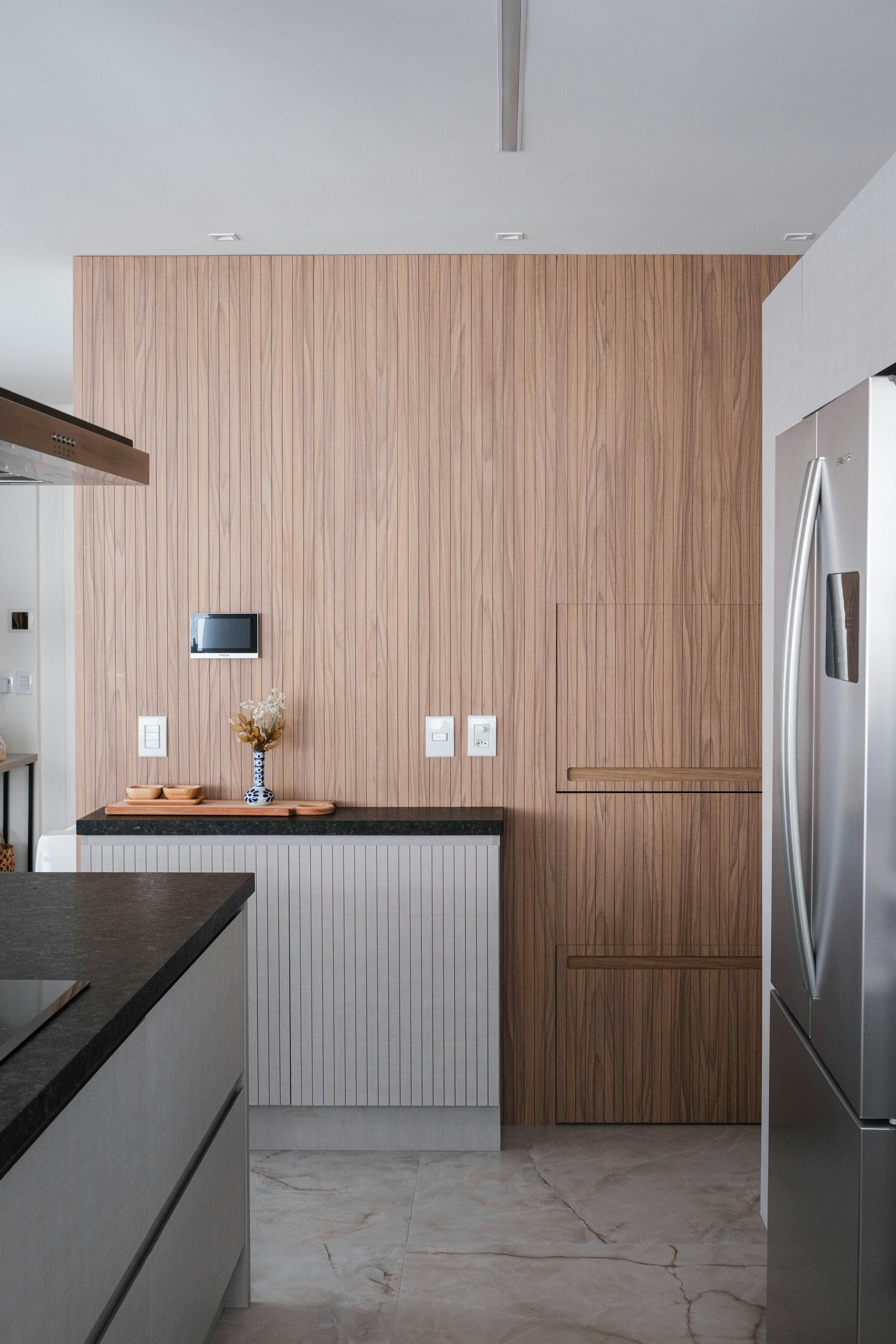 cuisine bois clair et acier inoxydable, ambiance épurée et professionnelle